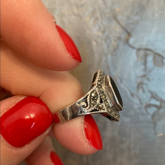 Vintage Sterling Silver Marcasite and Onyx Ring. - Picture 3 of 5